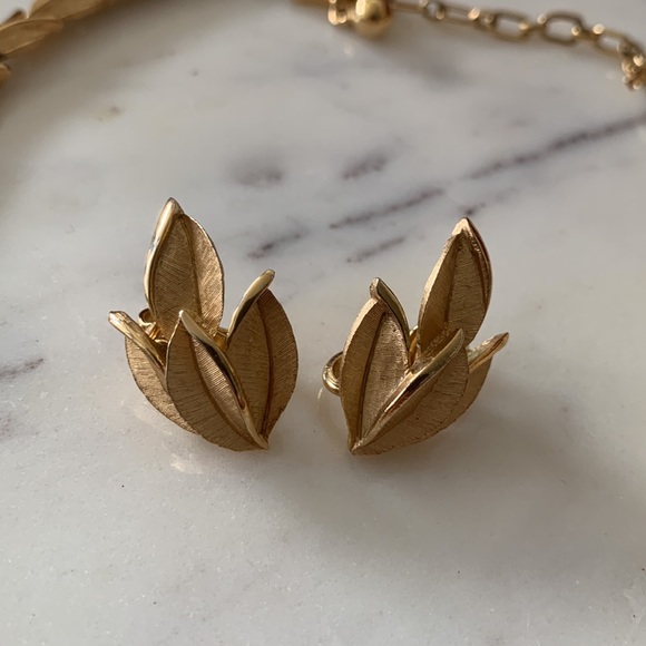 Vintage Trifari Gold Leaf Necklace and Earring Set - Picture 2 of 5